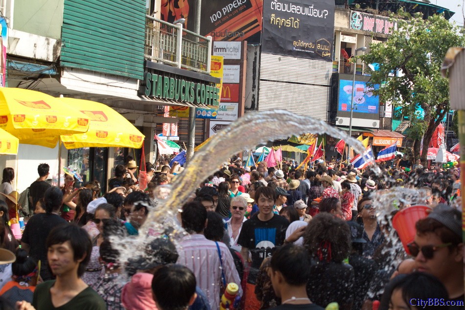 Chiangmai_Songkran_300.jpg