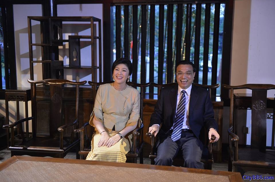李克强在泰国总理英拉陪同下参观清迈国际园艺博览会