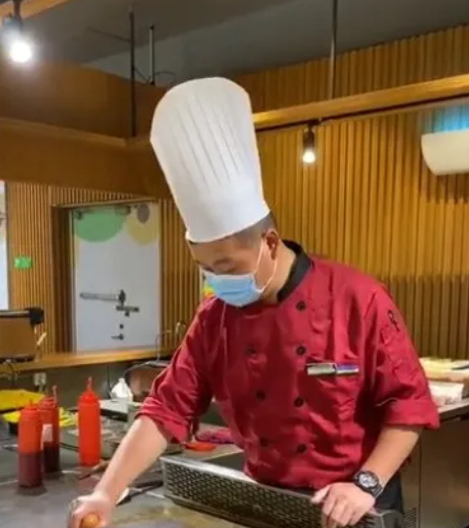 深夜食客情绪崩溃痛哭想不到厨师做出这举动2.jpg