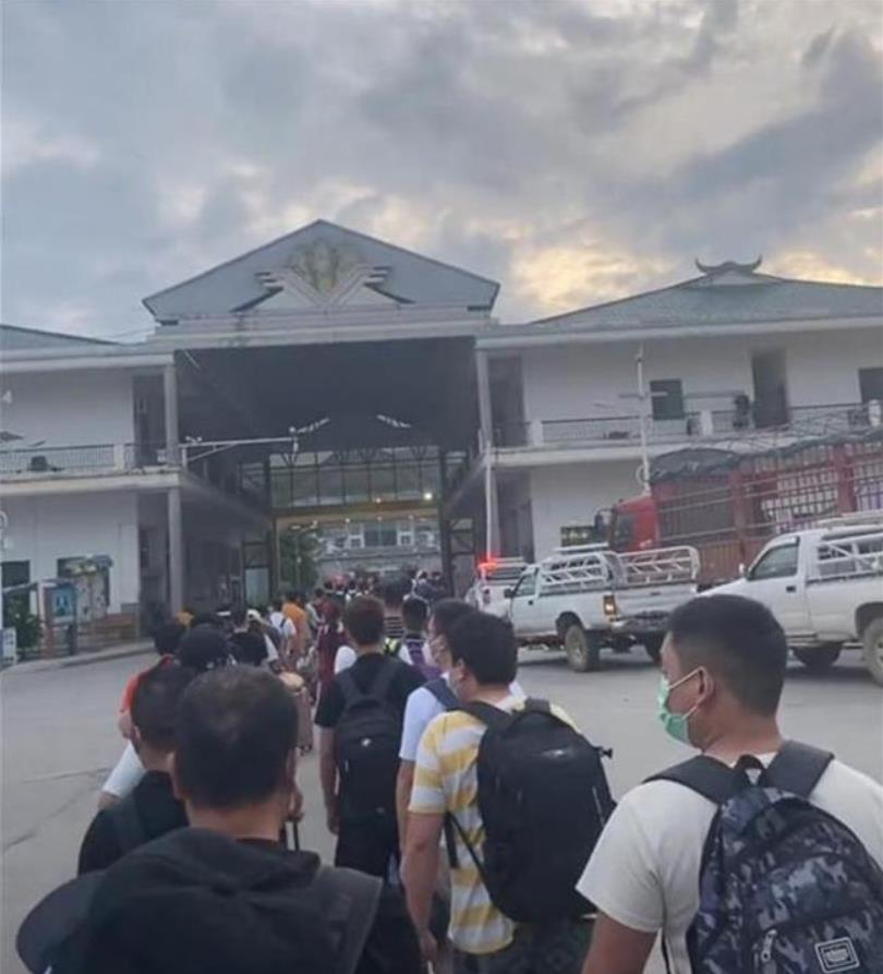 中国官方发一通告缅北中国人排长队通关回国