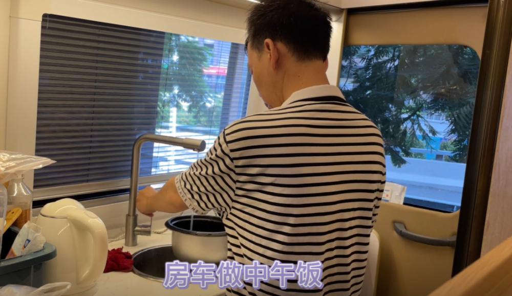 小李哥坚持了一段时间每天自己做饭