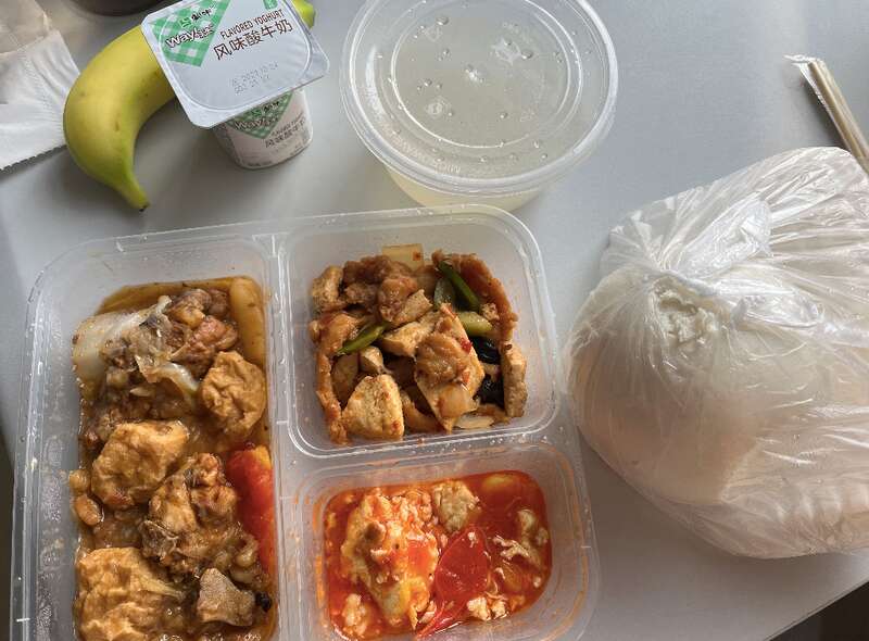 包头市隔离点为同学们准备了营养均衡、肉蛋菜和水果一应俱全的一日三餐