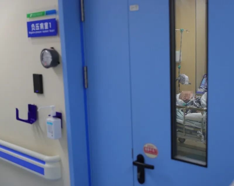 一名重症患者在中国医科大学附属盛京医院南湖院区发热门诊治疗