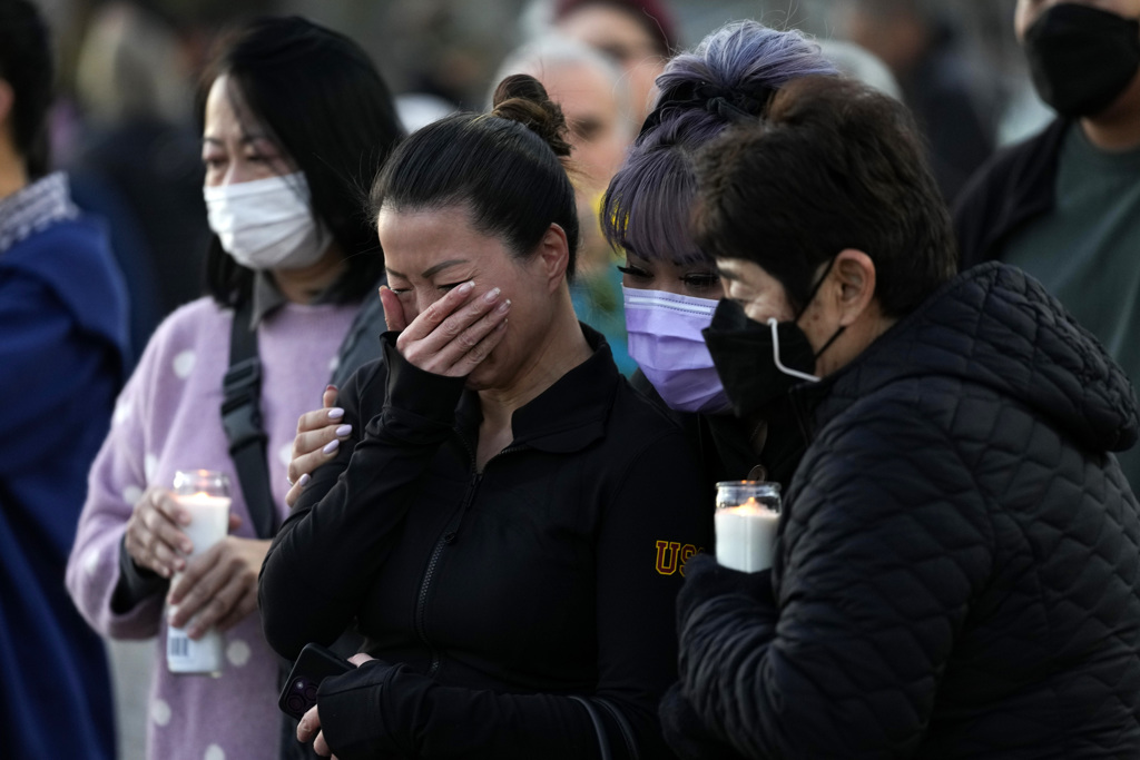 当地居民到枪击现场为罹难者致哀