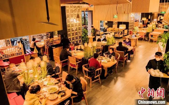 宾朋满座的中餐店