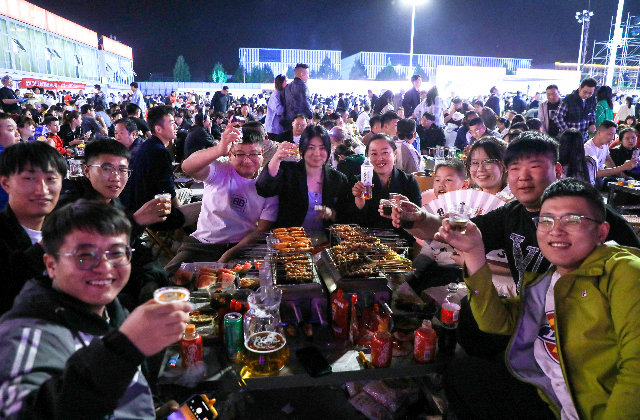 4月29日，游客在淄博市一家烧烤城吃烧烤