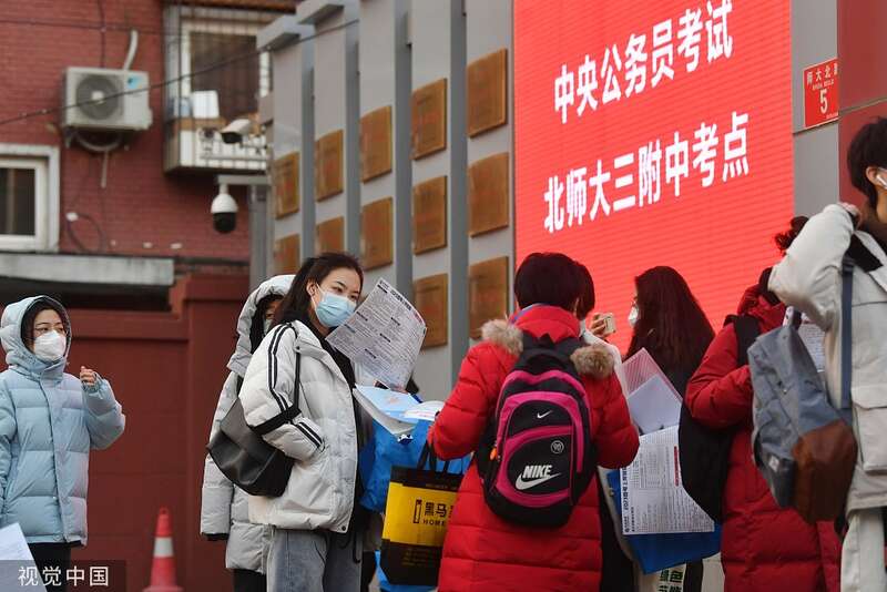 “国考”公共科目正式开考，北师大三附中考点，考生等候进入考场