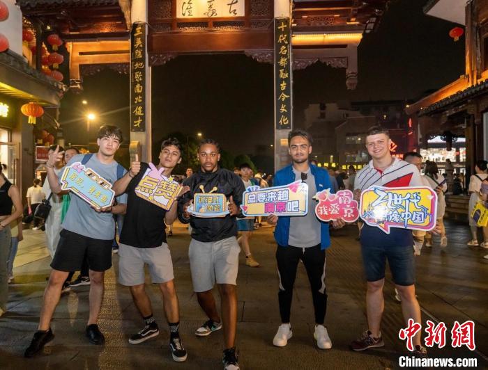 迷人的南京秦淮夜色，让大家直呼“总要来趟南京吧”