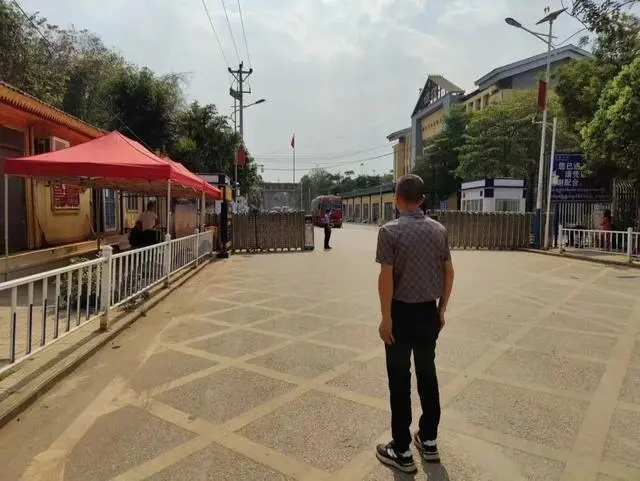 在中缅边境清水河口岸，来自江西的家长等待自己被骗的儿子从缅北归来