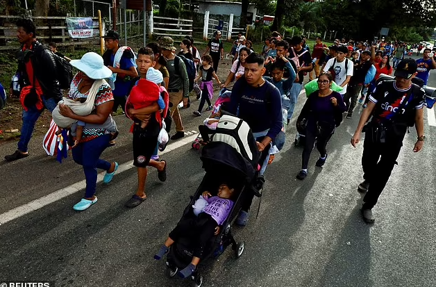 60万人入境美国扛不住了规模最大的一次来了