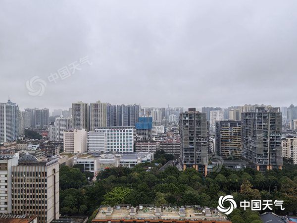 广西南宁昨日天空阴沉，细雨霏霏