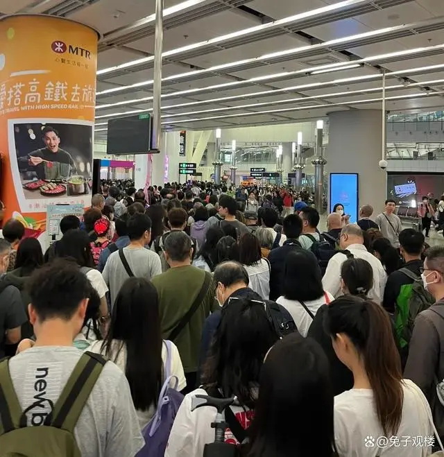 香港人挤爆各大口岸 扎堆北上