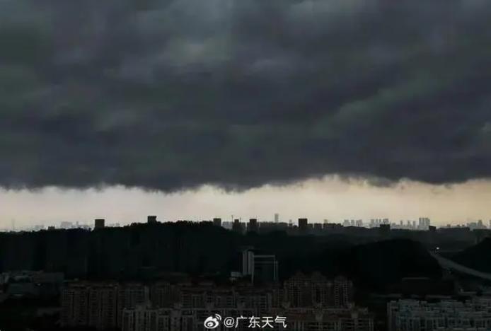 雷雨云团横扫广东，广州黄埔黑云压城
