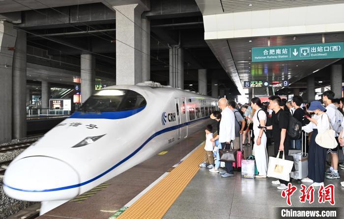 乘客在安徽合肥南站搭乘长三角超级环线高铁首发列车