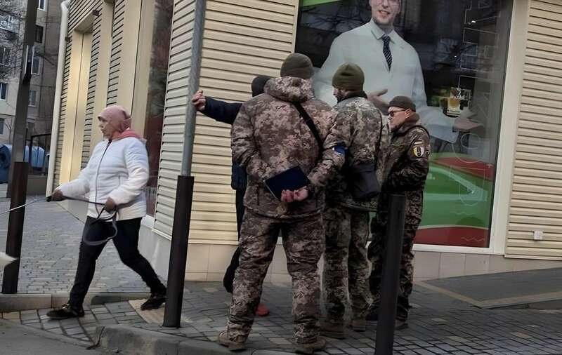 乌克兰征兵办街头拉壮丁，让成年男性不敢上街