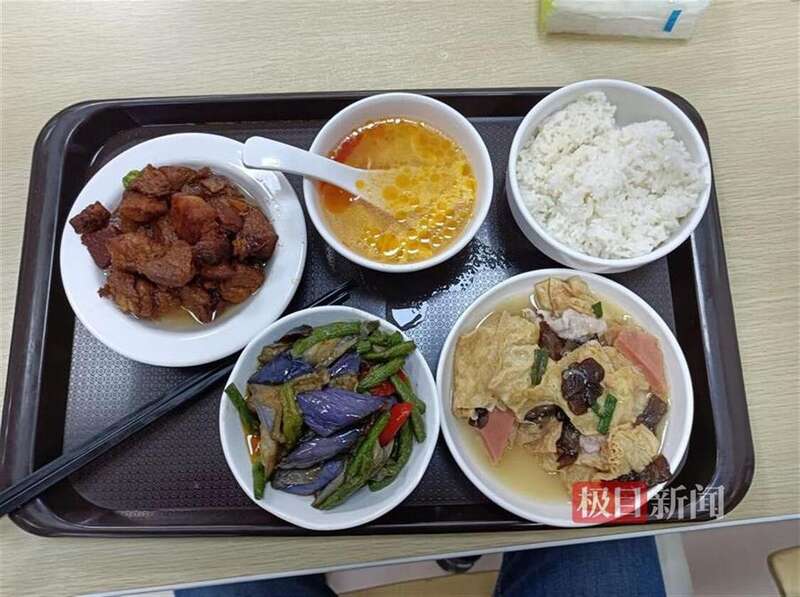 记者点了豆角烧茄子、三鲜素烧、红烧肉，三个菜加上一碗米饭总价22元