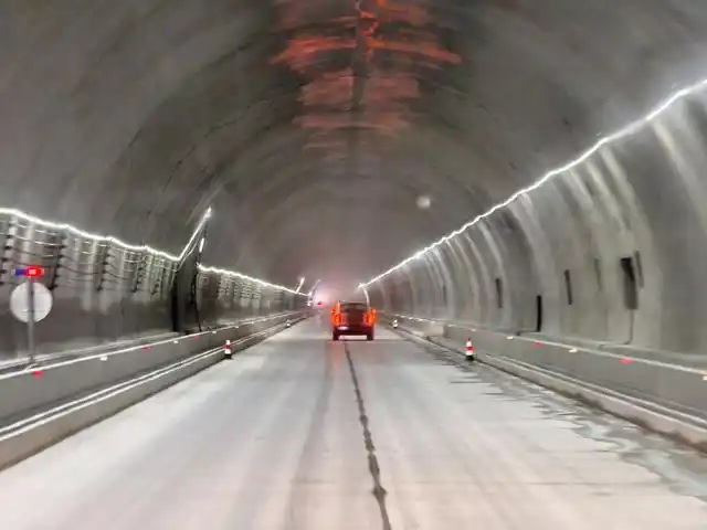 天山胜利隧道入口端右洞内场景
