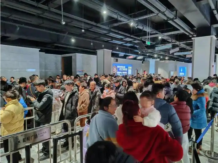 人多得像赶庙会，购物车都找不到