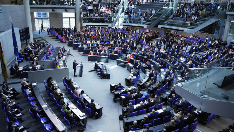 德国议会最终通过了未来总理梅尔兹的巨额投资计划，以重新武装国家并使之现代化 ...