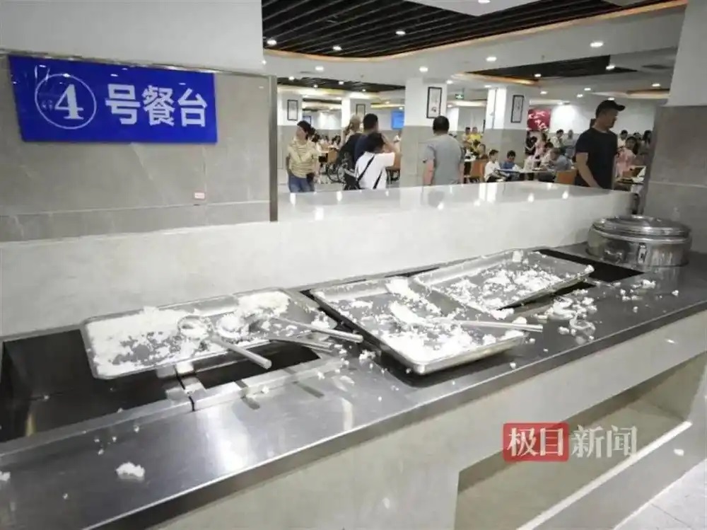 假期首日中午接待了5000人左右，米饭都蒸了1000多斤