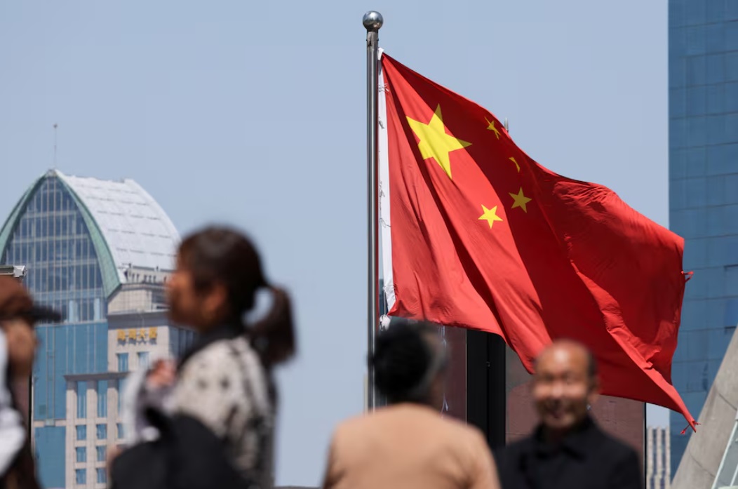上海陆家嘴金融区人行天桥上，五星红旗飘扬