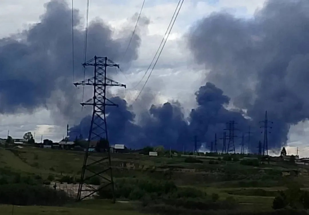 引发连环爆炸与大火