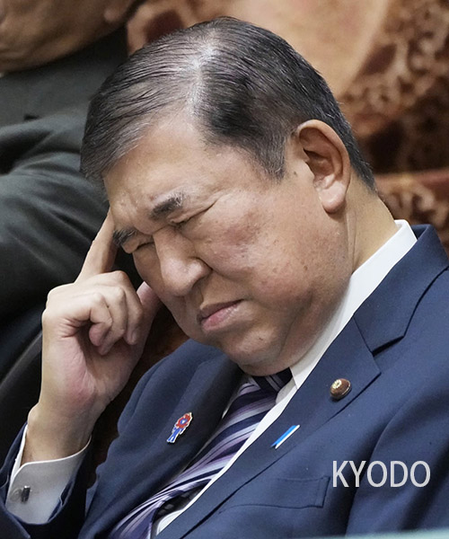 在众议院预算委员会会议上接受提问的日本首相石破