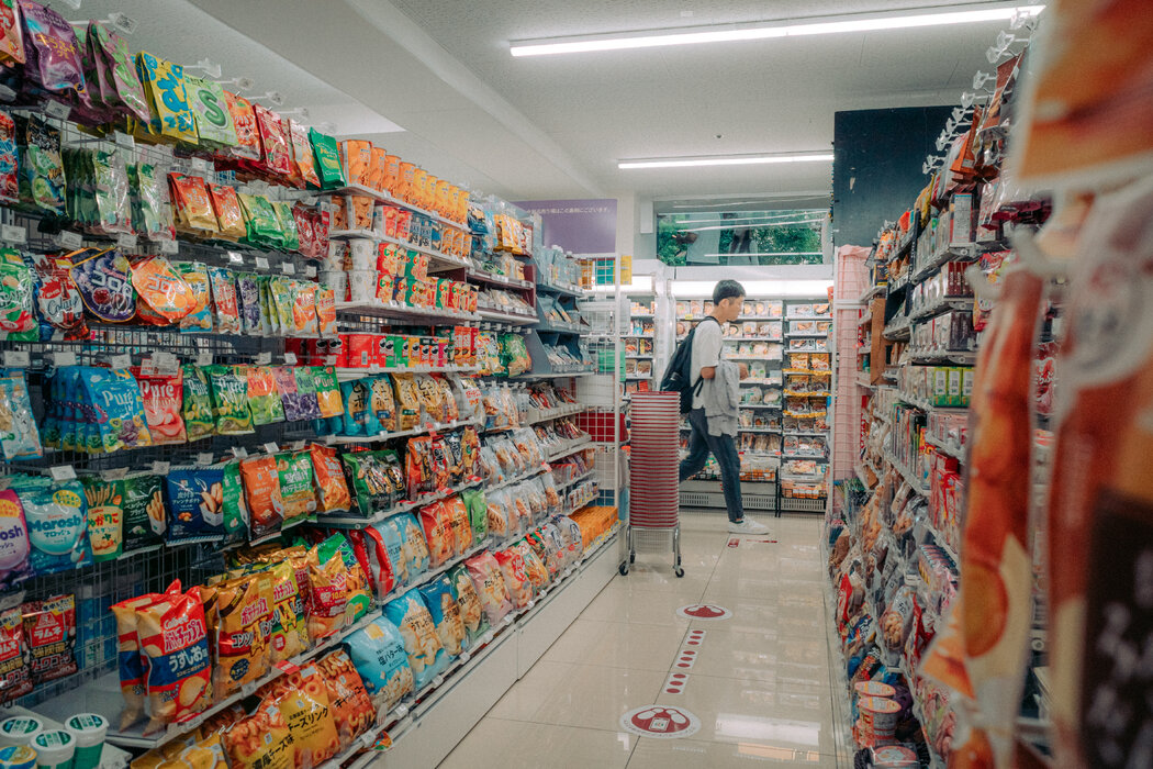 日本的便利店明亮洁净，商品陈列井然有序
