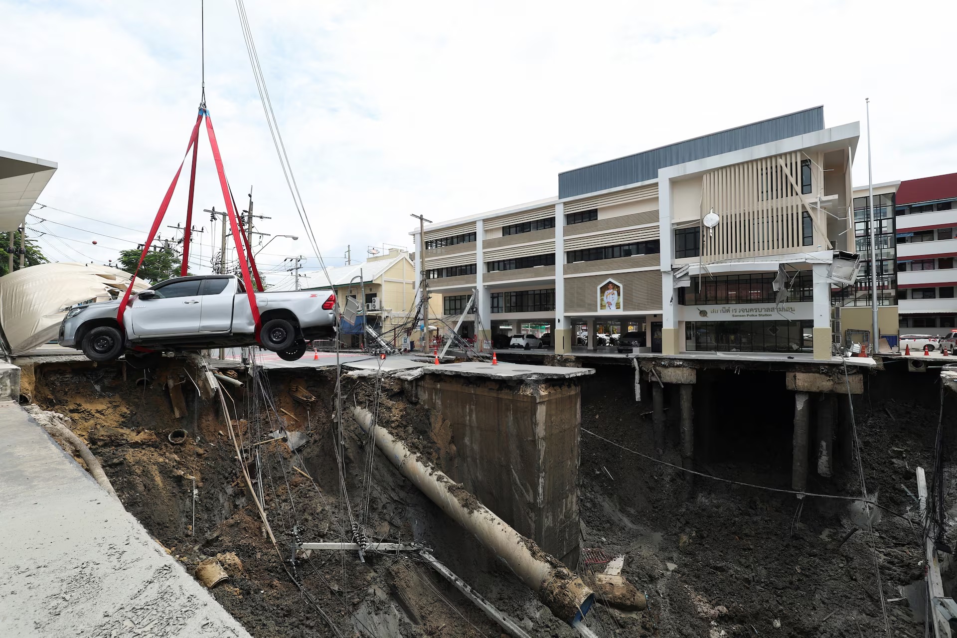 泰国曼谷 Vajira 医院附近的 Samsen 路出现一个巨大地坑