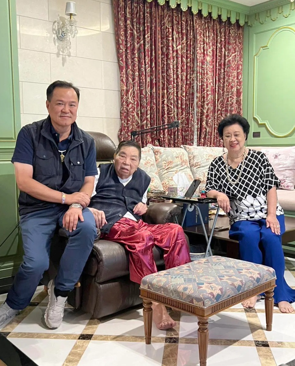 阿努廷（左一）出身于显赫的华裔政商世家，父亲陈景镇（左二）创办了泰国数一数二的建筑企业。阿努廷说，父 ...