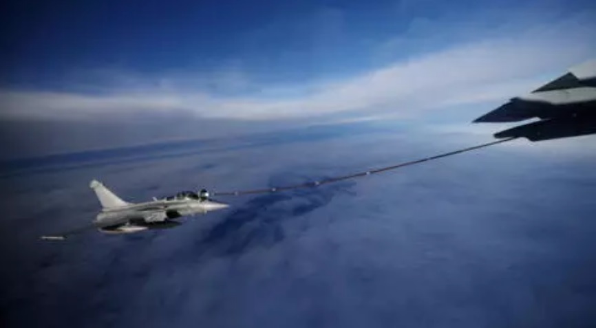 在法国领空进行军事训练时，一架法国空军空客 A400M 军用加油机正在为一架法国海军阵风战斗机加油 ...