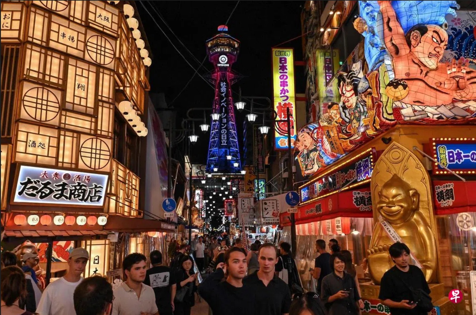 每逢春节，大阪市中心的道顿堀一带常被中国游客挤得水泄不通