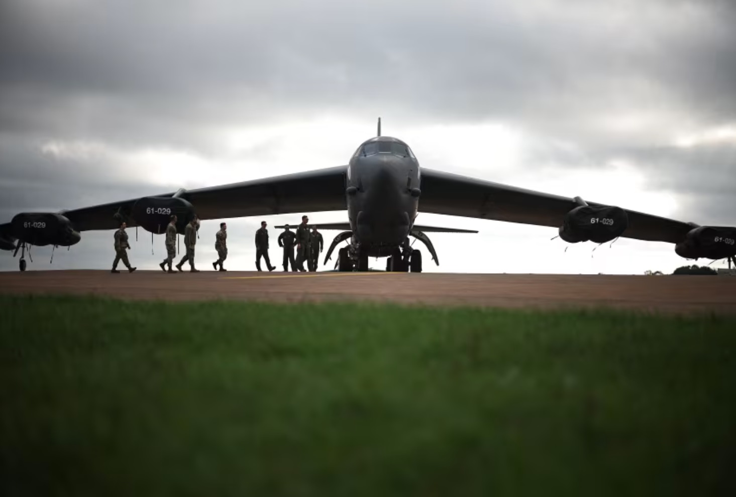 美国空军第501战斗支援联队和第307轰炸联队的飞行员在英国皇家空军费尔福德机场朝一架B-52同温层堡垒轰炸机 ...