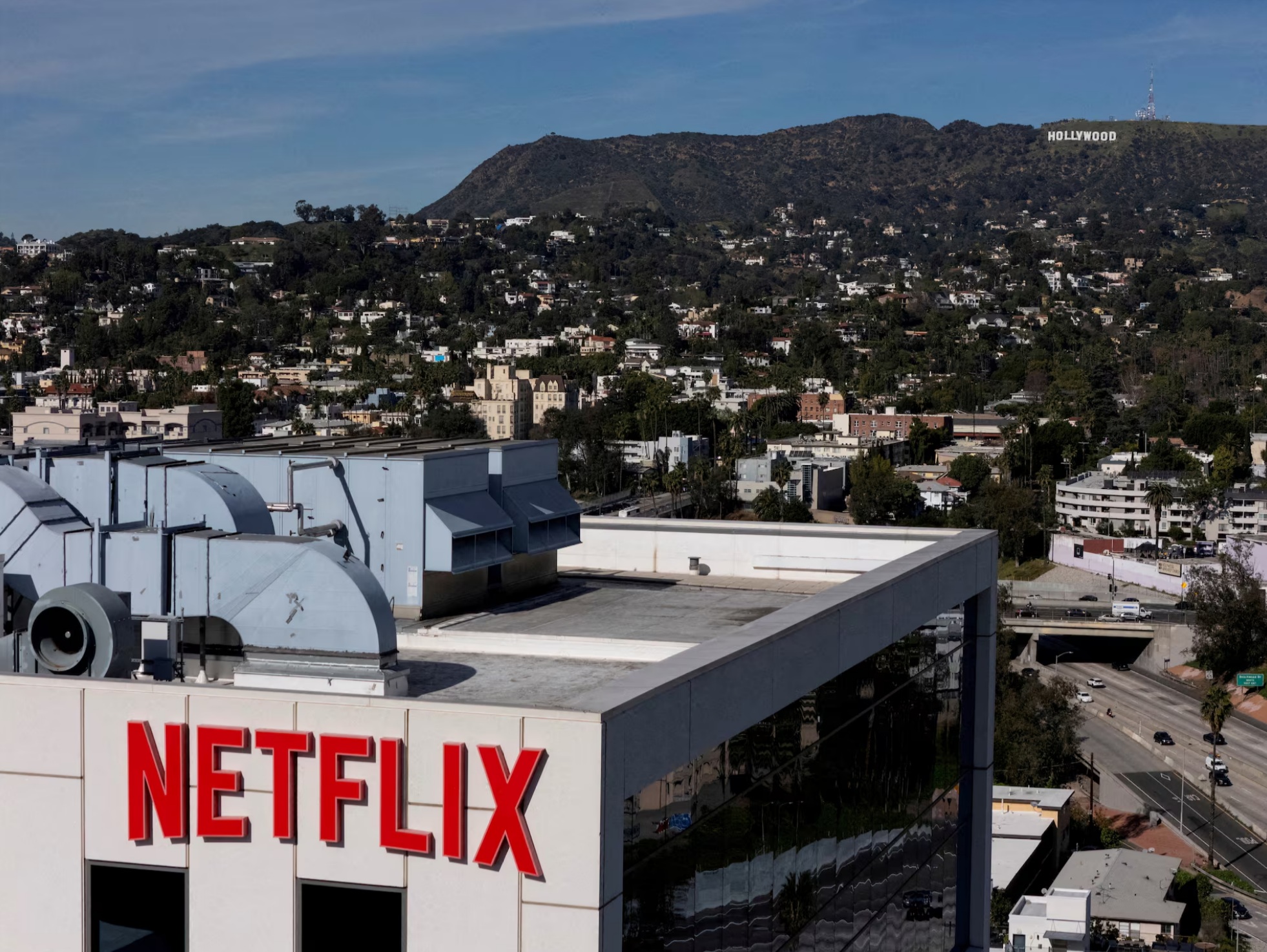 美国加利福尼亚州洛杉矶好莱坞街区一栋Netflix办公楼上的Netflix标志