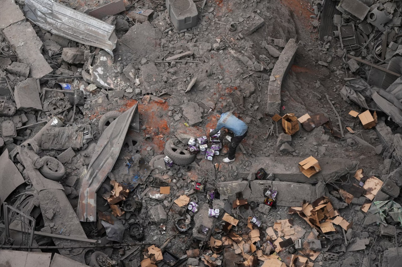 一名男子在黎巴嫩贝鲁特南部郊区检查以色列空袭现场