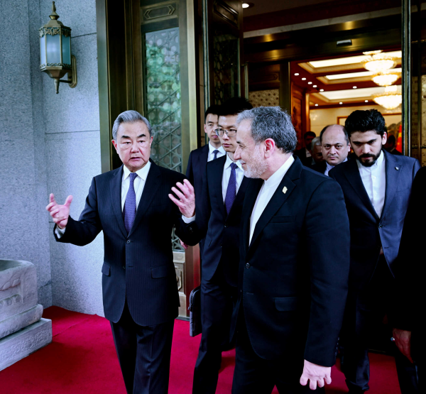 中国外长王毅在北京同伊朗外长阿拉格齐会谈